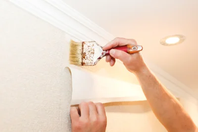 Pose de papier peint à Chavéria — revêtements muraux et toiles de verre
